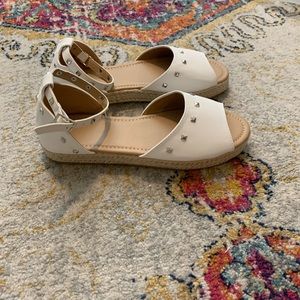 Low platform sandals